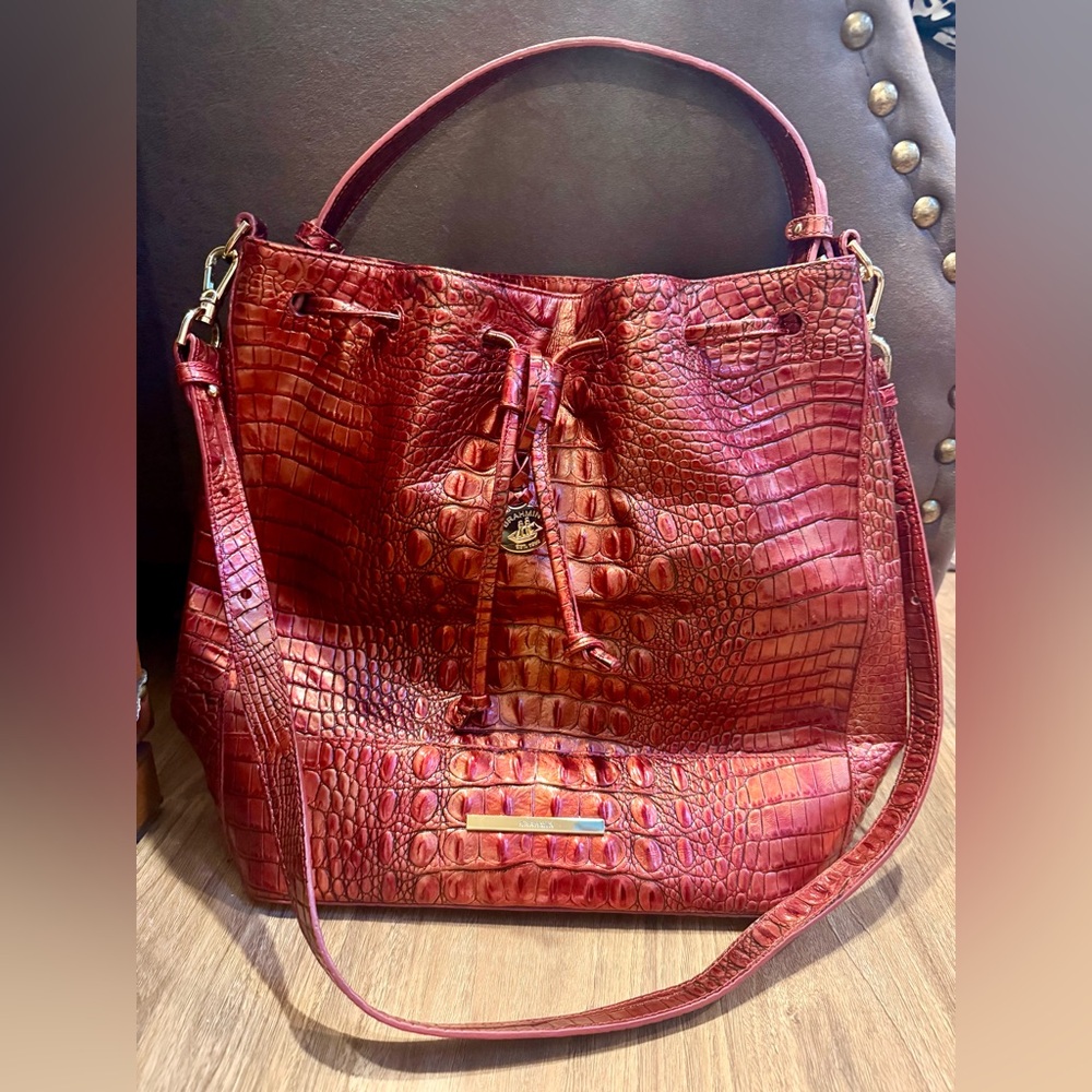 BRAHMIN MARLOWE BUCKET BAG IN CHILI MELBOURNE - CROCODILE EMBOSSED LEATHER